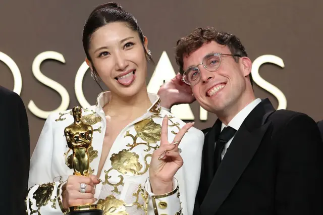 EJAE (слева) и Марк Зонненблик (справа) — победители в номинации «Лучшая оригинальная песня» за композицию «Golden» из фильма «K-Pop Demon Hunters».