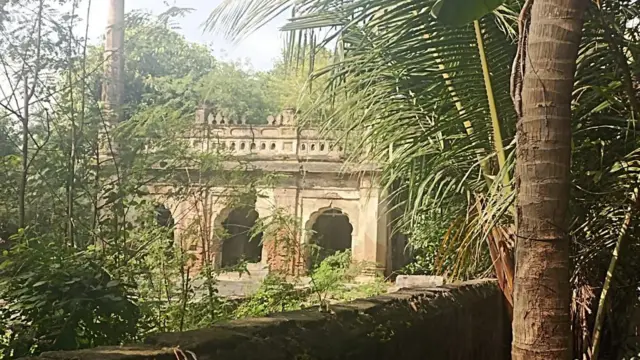 மகமது கானால் கட்டப்பட்டதாக கூறப்படும் சிதிலமடைந்த பள்ளிவாசலின் தற்போதைய நிலை