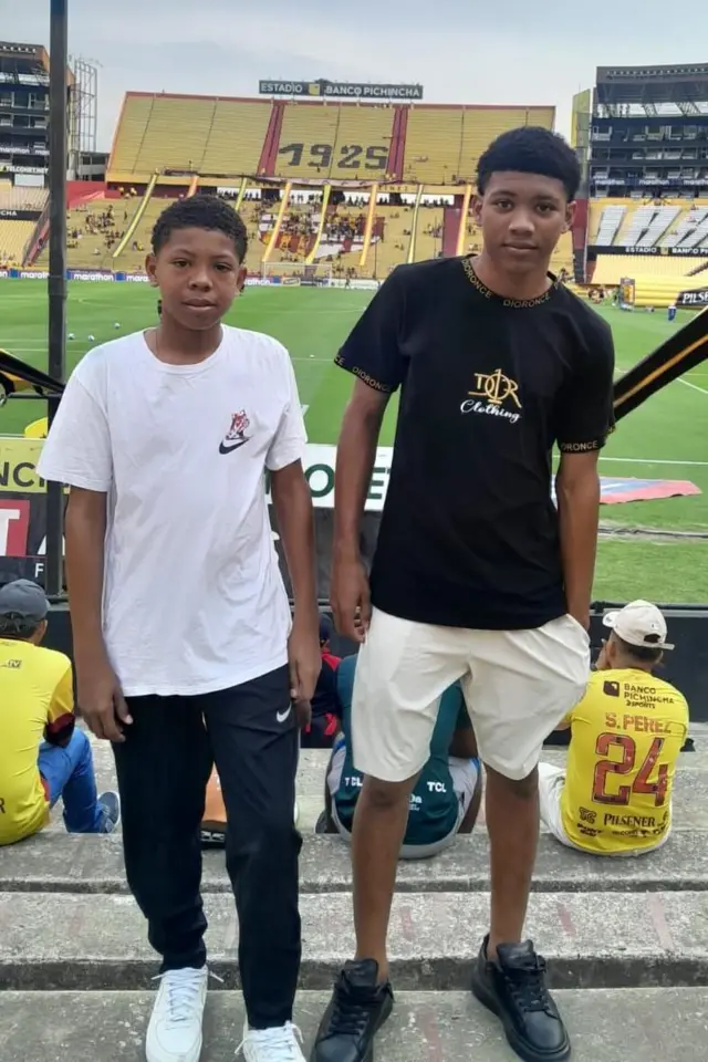 Los hermanos Josué (izquierda) e Ismael (derecha) en un partido de fútbol. 