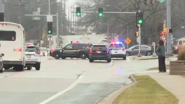 Automobili zatvorili ulicu gde se nalazi škola u kojoj je bila pucnjava