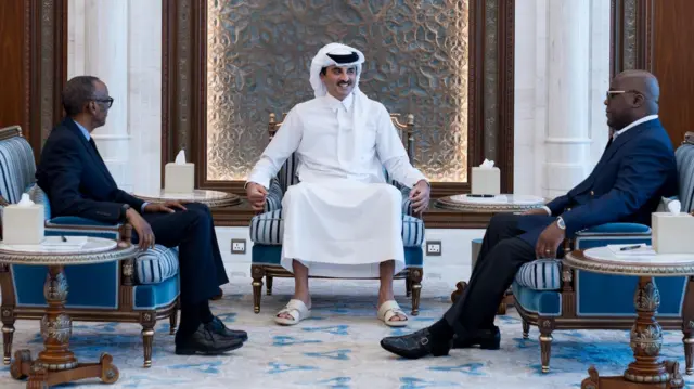Perezida Paul Kagame na mugenzi we Félix Tshisekedi bahujwe na Sheikh Tamim bin Hamad Al Thani (hagati) none ku wa kabiri i Doha