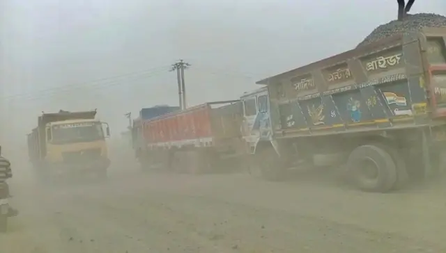 ২৪ ঘন্টাই ধুলোয় ঢাকা থাকে এখানকার পথঘাট