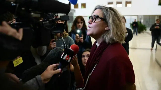 वडिलांच्या लॅपटॉपमध्ये सापडलेल्या तिच्या अर्धनग्न फोटोंबद्दल चर्चा सुरू झाल्यानंतर कॅरोलीन डारियन तिच्या दोन भावांसोबत कोर्टातून बाहेर पडली.