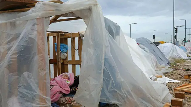 बेरूत के एक इलाक़े में विस्थापित लोग टेंट में रह रहे हैं. तस्वीर 22 मार्च 2026 की है
