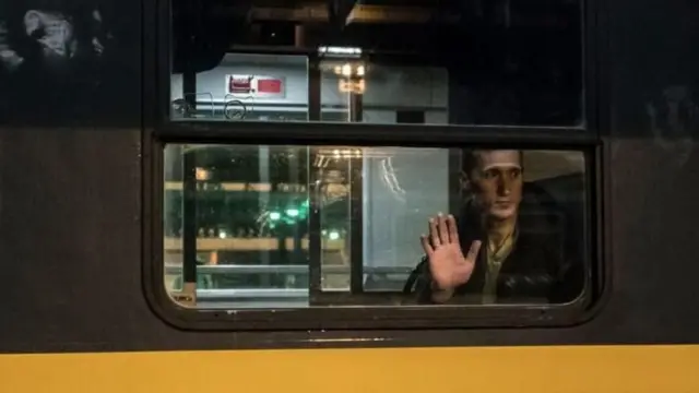 झ्यालभित्रबाट हेर्दै एक युक्रेनी युवक