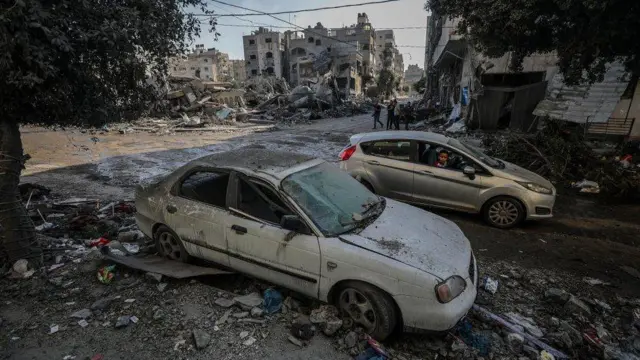 Umuhungu w'Umunya-Palestine arimo kureba imodoka yangiritse ari mu modoka y'umuryango we, nyuma y'igitero cy'indege cya Israel mu mujyi wa Gaza. Ifoto yo ku itariki ya 12 Ukwakira (10) mu 2023