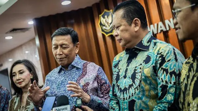 Ketua Dewan Pertimbangan Presiden (Wantimpres) Wiranto (kedua kiri) didampingi Ketua MPR Bambang Soesatyo (kedua kanan)
