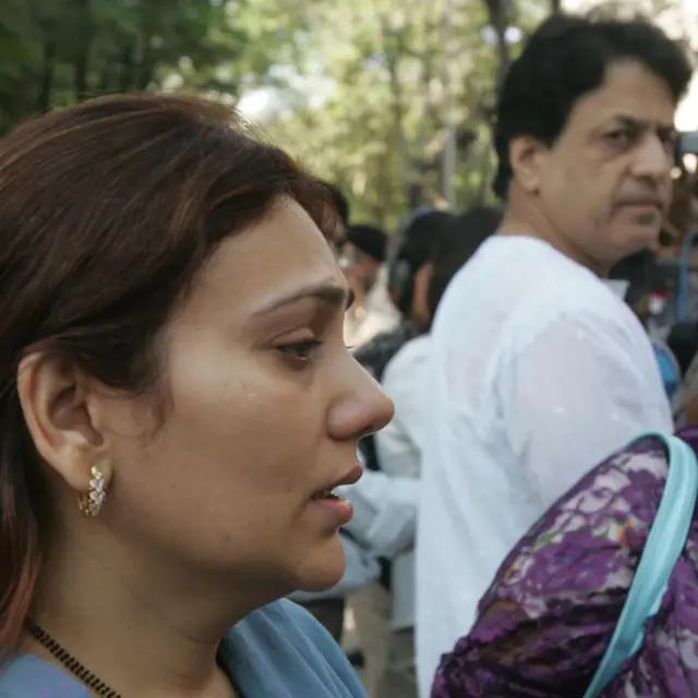 সিরিয়ালের সীতা ও রাম – দীপিকা চিকলিয়া ও অরুণ গোভিল। নির্মাতা রামানন্দ সাগরের শেষকৃত্যে