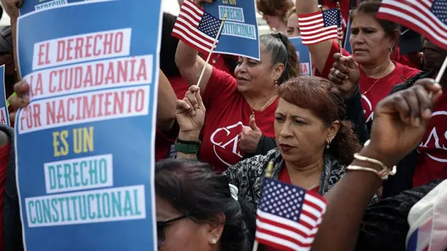 Manifestantes afuera de la Corte Suprema de EE.UU. (mayo 2025).