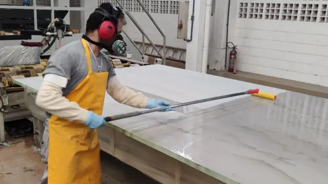 Trabalhador faz beneficiamento de rocha ornamental