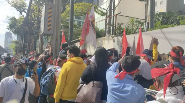 ဘန်ကောက်မြို့က မြန်မာသံရုံးရှေ့မှာပြုလုပ်တဲ့ရွှေ့ပြောင်းလုပ်သားတွေရဲ့ဆန္ဒပြပွဲ