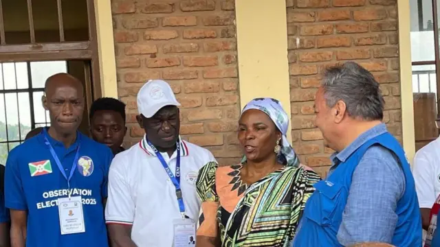 Kimwe na perezida, umupfasoni w'umukuru w'igihugu Angelique Ndayishimiye, yari yazindukiye gutora ku kibanza c'itora co ku mutumba Musama zone Kabanga komine Giheta.