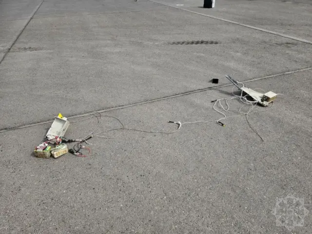 На асфальте лежат статки предположительно иранского дрона, взорвавшегося в аэропорту Нахичевани