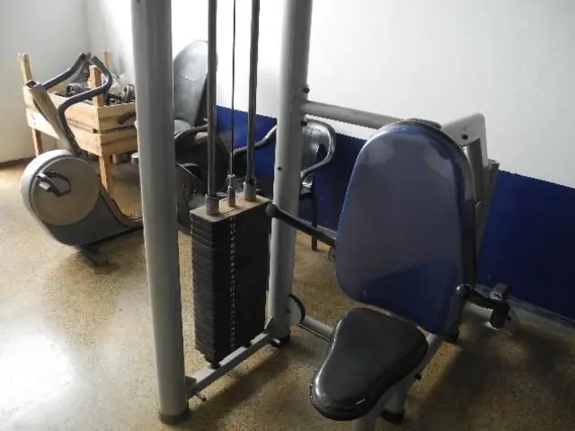 Aparelhos de musculação localizados na área comum de acesso geral