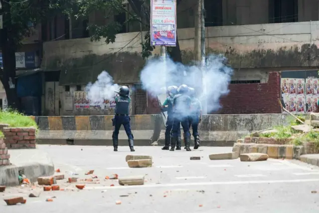 সাউন্ড গ্রেনেড, টিয়ারশেল, ককটেল ও গুলির শব্দ শোনা গেছে বেশ কয়েকটি এলাকায়