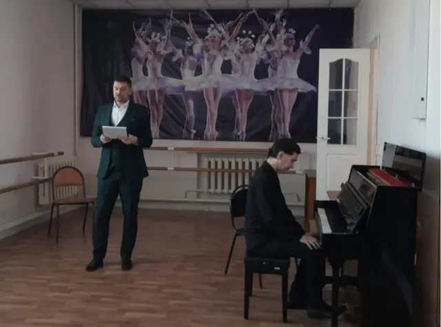 La dernière photographie de Kushnir publiée par l'Orchestre philharmonique de Birobidjan, incluse dans un article sur son site Web en avril.