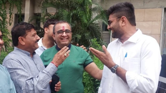 કાંતિ અમૃતિયા કોણ છે, અમૃતિયા અને ગોપાલ ઇટાલિયા વિવાદ, અમૃતિયા રાજ્કયક્ષાના શ્રમ અને રોજગાર મંત્રી કેવી રીતે બની ગયા, મોરબી ઝૂલતો પુલ દરમિયાન કૂદી પડ્યા, પ્રકાશ રવેશિયા મર્ડરકેસનો આરોપ, મોરબીમાંથી છ વખત ધારાસભ્ય, બીબીસી ગુજરાતી