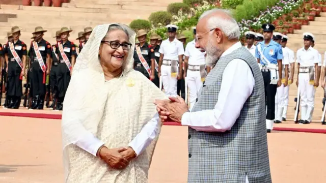 শেখ হাসিনাকে (বামে) তার ১৫ বছরের শাসনামলে ভারতপন্থী হিসেবে দেখা গেছে