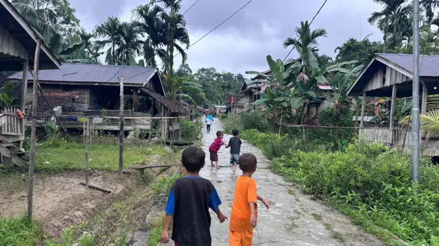 Seng dinilai lebih praktis untuk rumah-rumah di lokasi yang sulit diakses kendaraan besar.