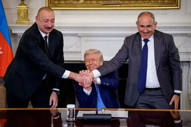 
Bishii Agoosto, Trump wuxuu ku martigeliyay Aqalka Cad madaxweynaha Azerbaijan iyo ra’iisul wasaaraha Armenia.