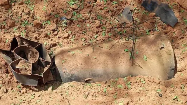 জমজম আশ্রয় শিবিরের পাশেই পড়ে থাকা একটি অবিস্ফোরিত বোমা 