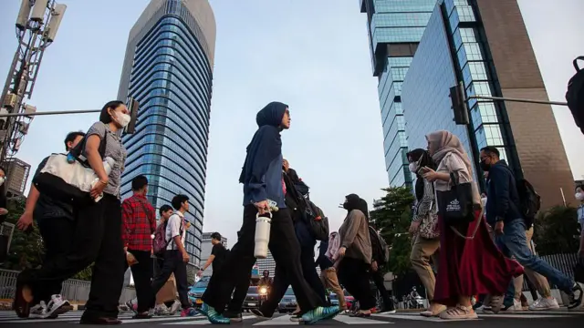 Direktur Riset dari Bright Institute, Muhammad Andri Perdana, mengatakan masyarakat calon kelas menengah dan menengah atas adalah kelompok yang paling terbebani dari kenaikan harga BBM dan LPG nonsubsidi