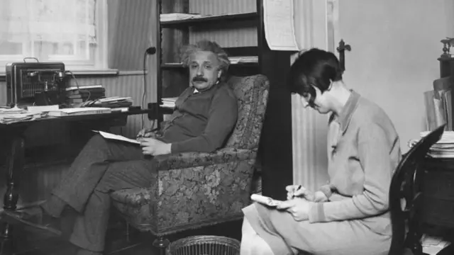 Einstein com sua secretária em seu escritório por volta de 1930