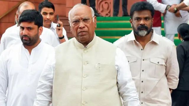 कांग्रेस अध्यक्ष मल्लिकार्जुन खड़गे ने इस्तीफ़े को युवाओं की जीत बताया है