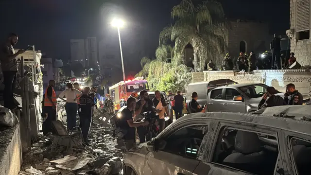 Hayfa yakınlarındaki Tamra kasbasında İran'ın füze saldırısı sonucu dört kişinin öldüğü olay yerine gelen acil durum ekipleri.