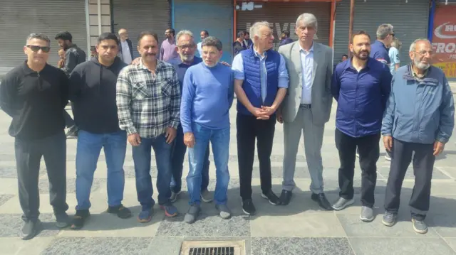 कश्मीर होटल और रेस्तरां एसोसिएशन के प्रदर्शन में महबूब हुसैन मीर