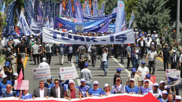 TÜRK-İŞ'e bağlı sendikalar Ankara'da yürüyüş düzenledi
