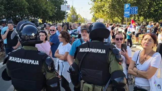 policija blokira prolaz građanima