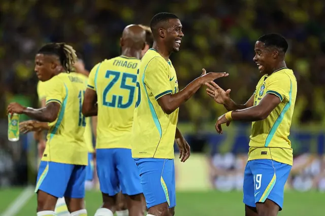 Endrick e Rayan em campo com a camisa da seleção