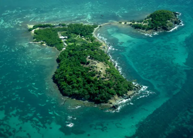 Imagen aérea que muestra cómo se veía Cayo Santiago en 2008. El istmo que une la parte más grande del terreno con Cayo Pequeño desapareció luego del huracán María en 2017. 