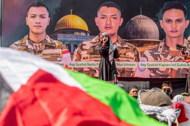 Anggota keluarga dari Mayor Infanteri (Anm) Zulmi Aditya Iskandar menangis saat pemakaman di Taman Makam Pahlawan (TMP) Cikutra, Bandung, Jawa Barat, Minggu (05/04). Mayor Inf (Anm) Zulmi Aditya Iskandar yang merupakan salah satu personel penjaga perdamaian (UNIFIL) yang gugur akibat tembakan artileri di wilayah Lebanon Selatan tersebut dimakamkan di TMP Cikutra secara militer