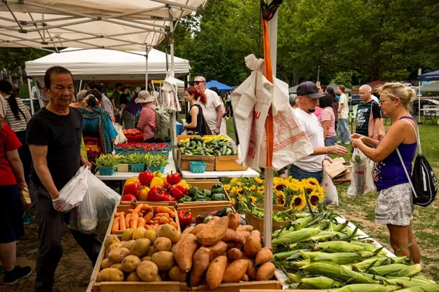Warga berbelanja produk segar di Brighton Farmers Market, Boston, Massachusetts, pada 15 Juli 2026.