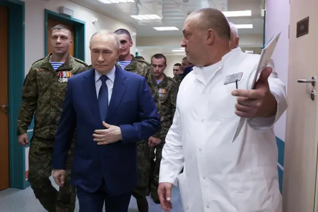 Путин и врач в белом халате