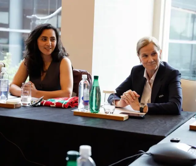 خالده پوپل له یوې چارواکې سره یو ځای ناسته ده. 