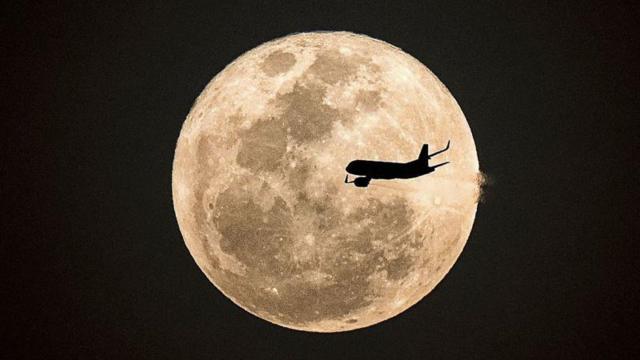 Avião fazendo sombra na Lua