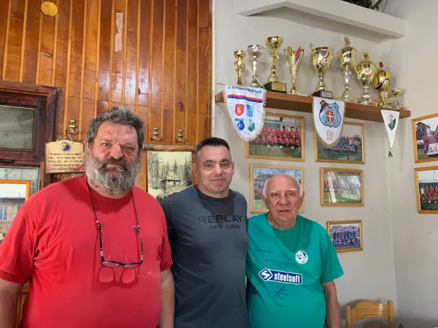 Trojica muškaraca stoje ispred pehara i medalja Dragoslav Bradonić, Damir Šarić i Jovan Vučenović 