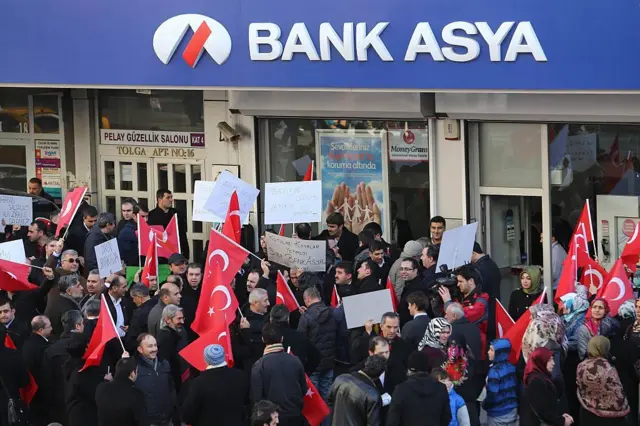 2015'te Tasarruf Mevduatı Sigorta Fonu'na devredilen, Bank Asya'nın bir şubesi önünde gerçekleştirilen bir gösteri 
