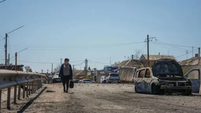 زنی در میان ویرانه‌ها راه می‌رود