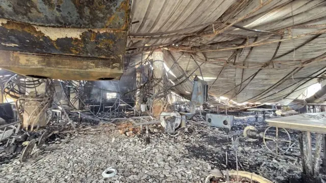 焼け果てたナイトクラブの内部。屋根と柱、機器などの残骸が残されている