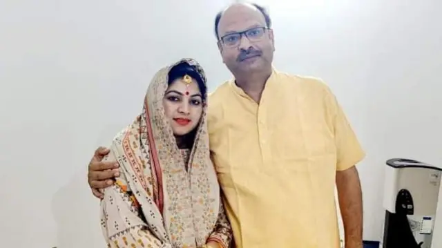 సౌరభ్ కాంత్ తివారీ, సోనియా అక్తర్