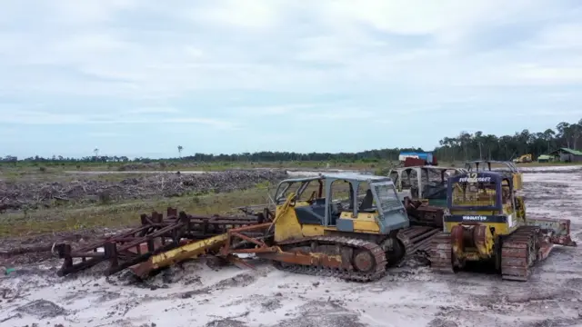 Sejumlah alat berat milik Kemenhan dibiarkan terlantar di hamparan kebun singkong yang mangkrak