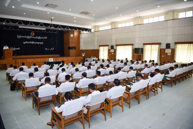 လွှတ်တော်မခေါ်မီ လွှတ်တော်ဆိုင်ရာဆွေးနွေးပွဲ လုပ်နေတဲ့ စစ်တပ်ကျောထောက်နောက်ခံပြု ကြံ့ခိုင်ရေးပါတီ 