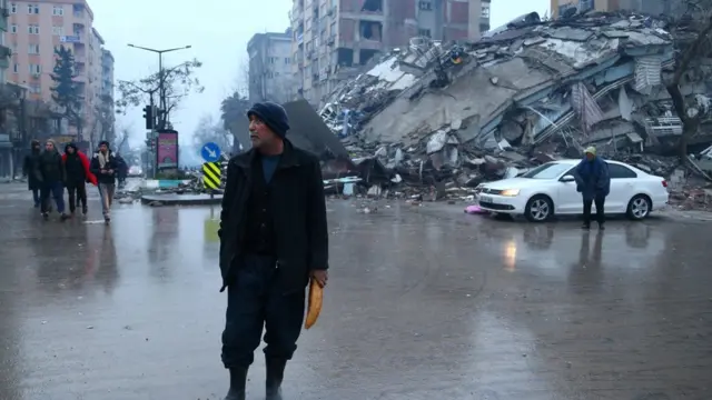 တူရကီနိုင်ငံ Kahramanmaras မြို့က ပြိုကျ ပျက်စီးနေတဲ့ အဆောက်အအုံတွေကို အမျိုးသားတစ်ဦးက ကြည့်ရှုနေစဥ်