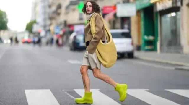 Woman wey wear green shoe