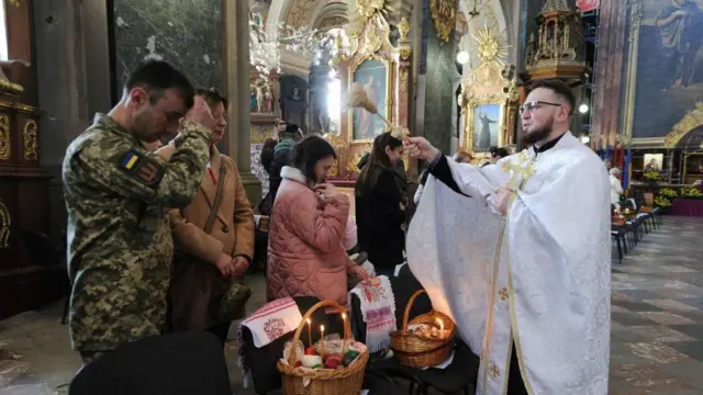"Захиститись від лихого". Що обов'язково радили робити на Великдень (ФОТО) 3 Великдень церква, освячення пасок