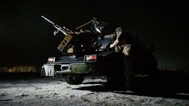 Військовий стріляє із зенітного кулемета на турелях